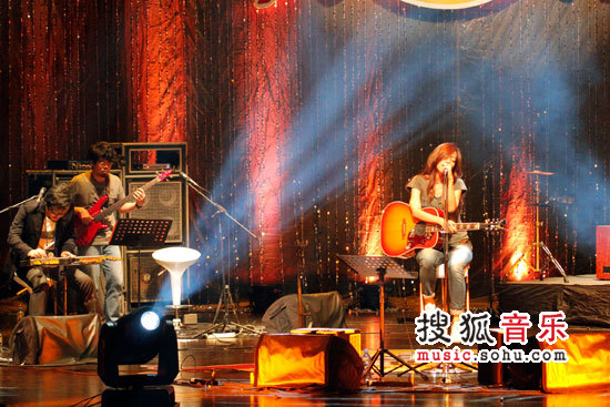 陈绮贞与乐队配合默契