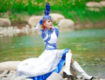 蒙古族歌唱家迪娜受邀参加“喜迎中秋·欢度国庆”全国电视群星大型文艺晚会 